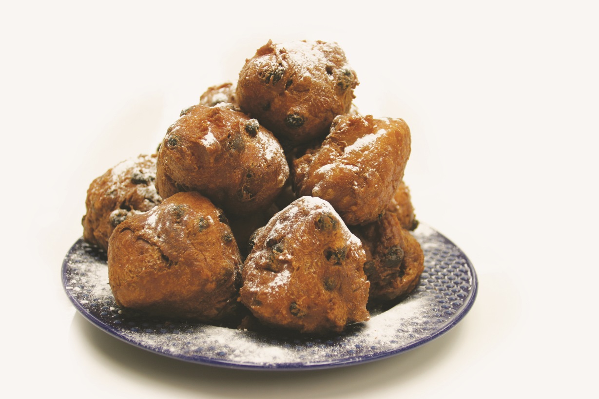 oliebollen met krenten op een bord